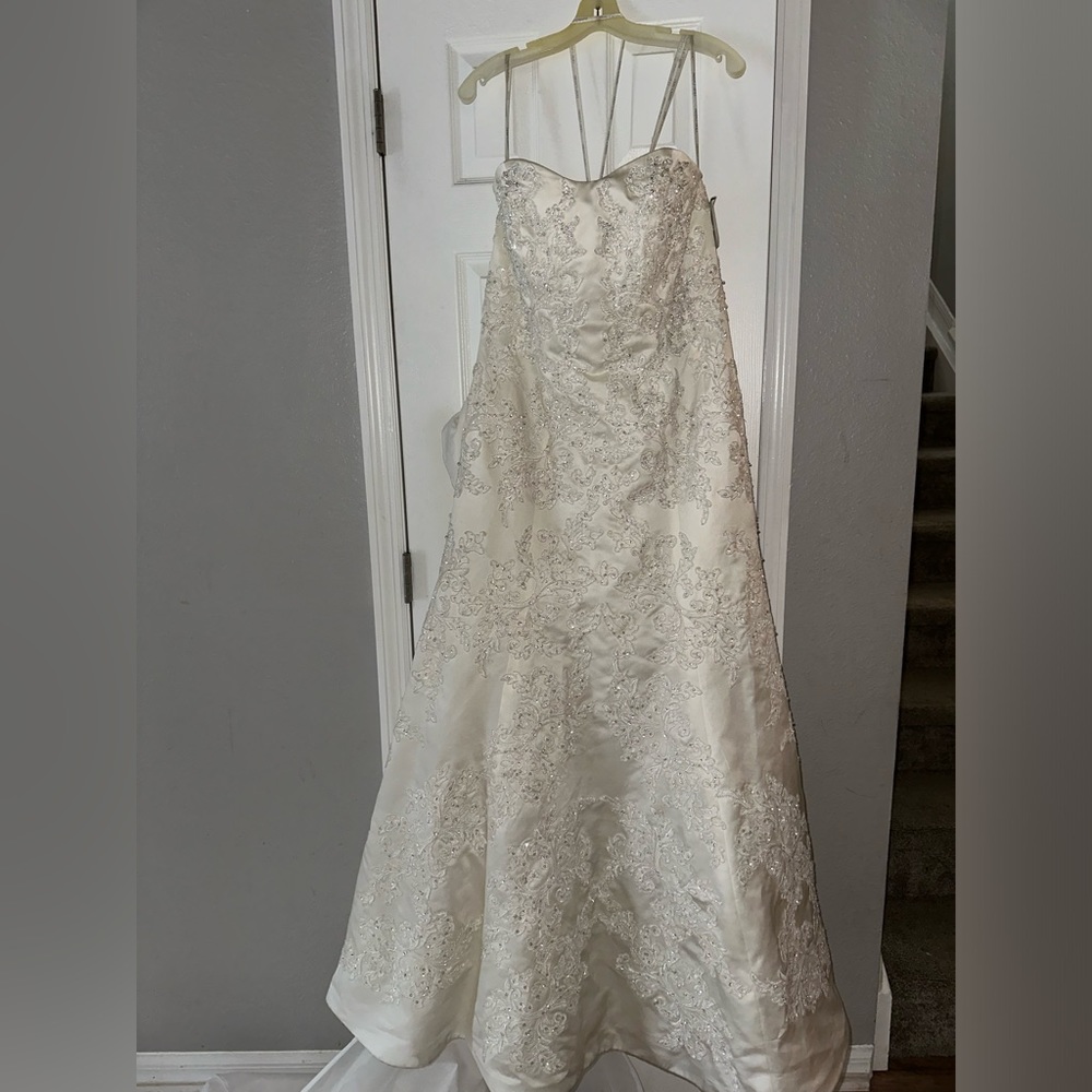 Wedding dress strapless with lace and shining sequins